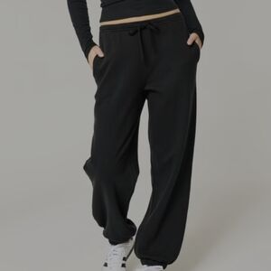 HOLLISTER - BAGGY FLEECE JOGGERS (BLACK)